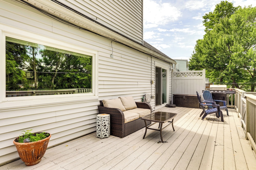Lakefront Cottage 2 Mi to Palladium in Worcester!