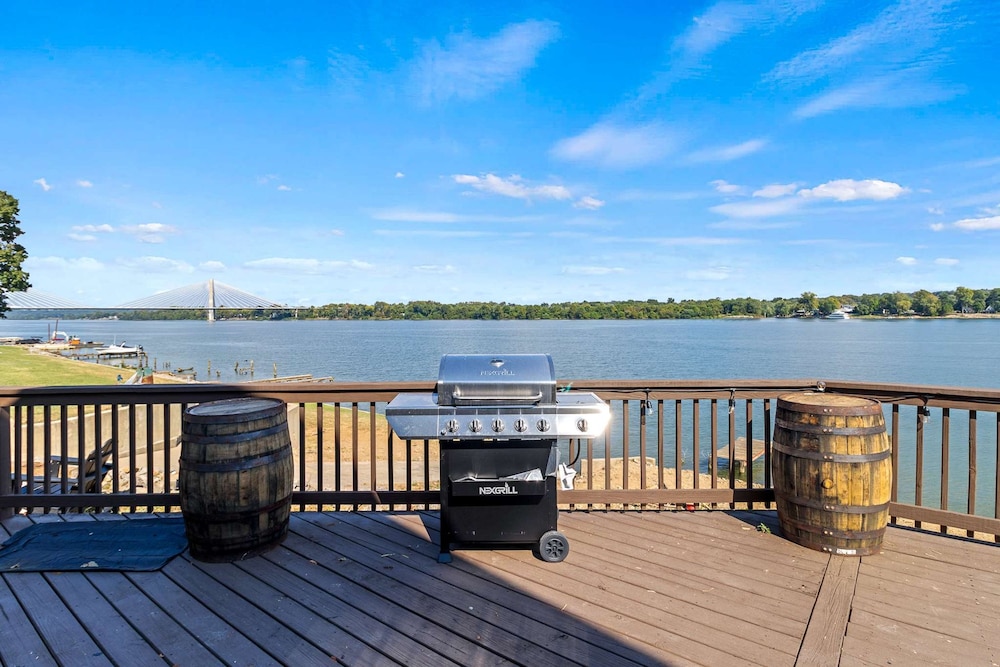 Renovated River Home Hot Tub Sauna Game Room