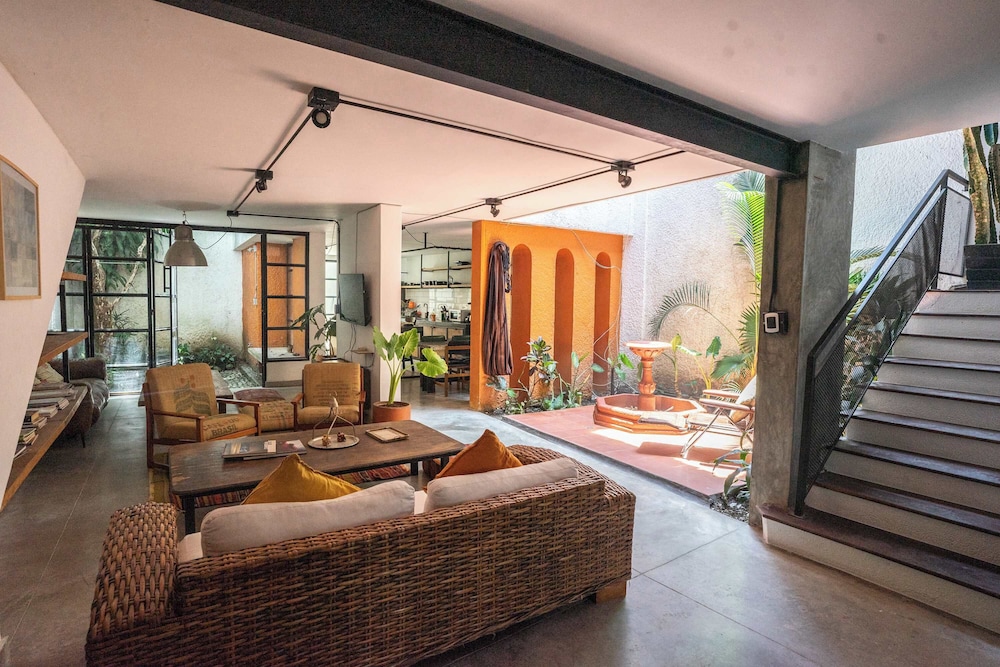 w Bright Colonial 5BR House With Balcony
