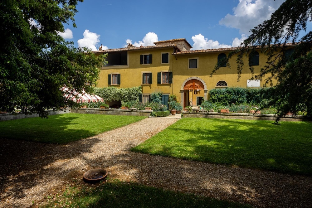 Villa di Tizzano Luxurious Retreat in Paradise view 2