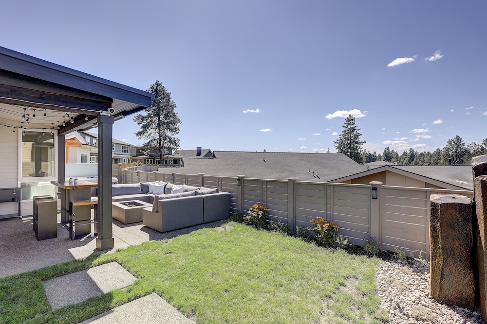 Ruby Peak *30 Day Minimum 4 Bedroom Home by RedAwning