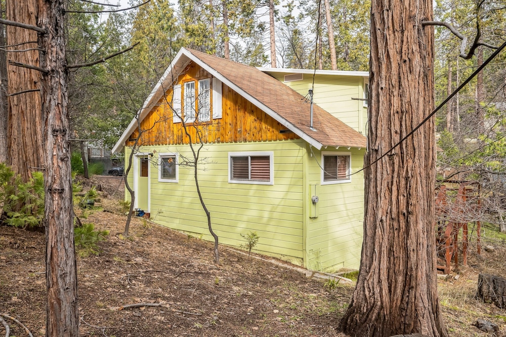 Cozy Mountain Retreat Relax & Explore