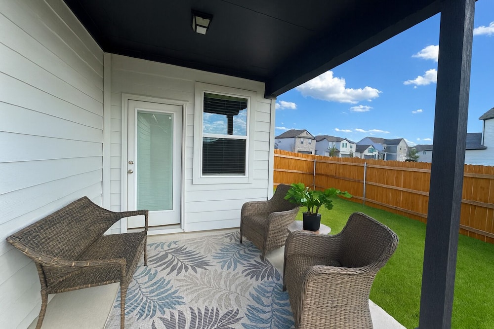 Modern 4BR New Home w Luxury Touches