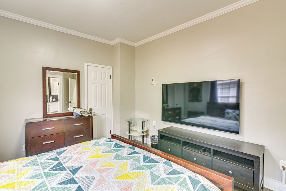 2 Mi to Dtwn: Walkable Apt in Houston!