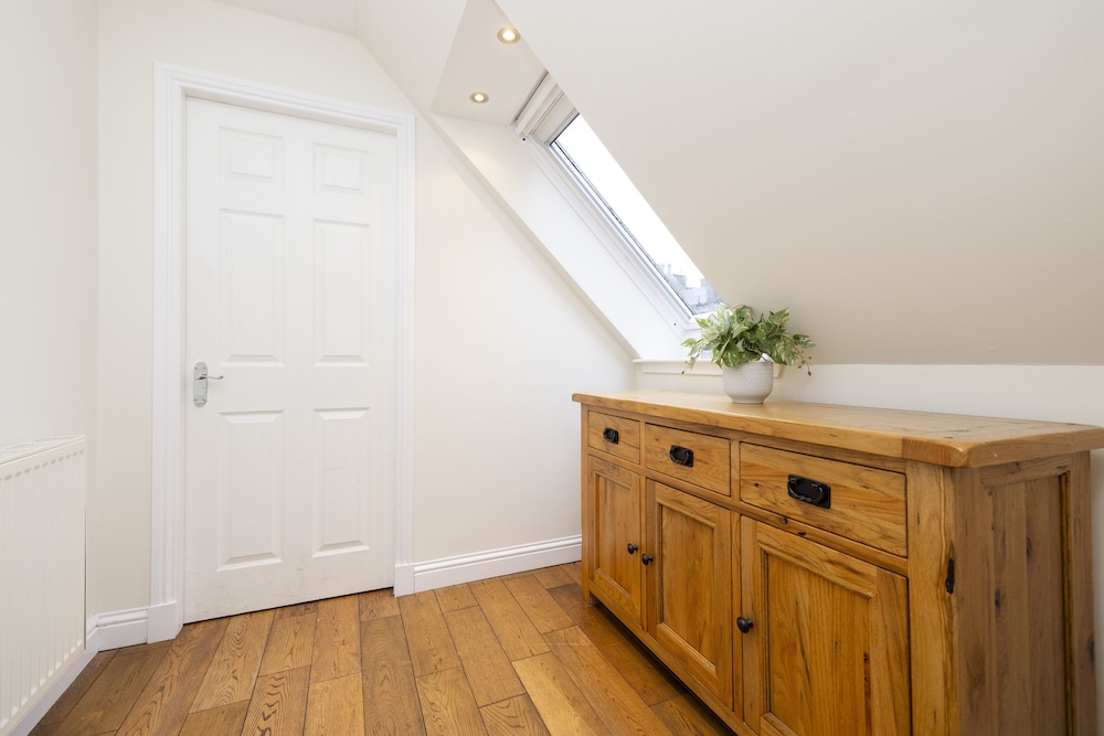 JOIVY Inviting Flat Near Edinburgh Castle W/ Parking view 3
