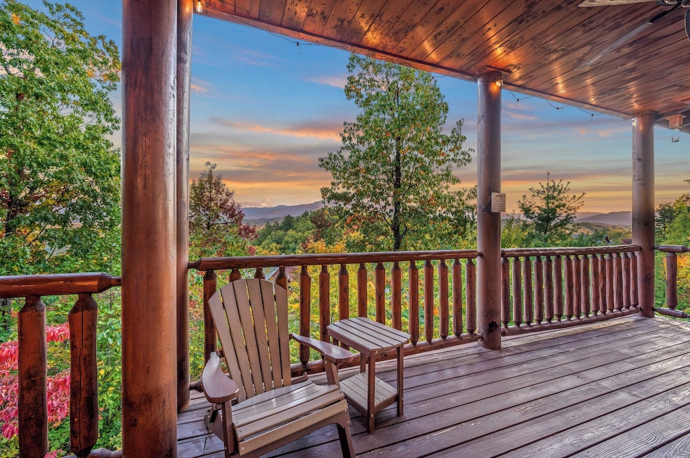 A View for All Seasons by Avantstay 12bdr w/ Game Room, Hot Tub, Movie Theater, Deck Views