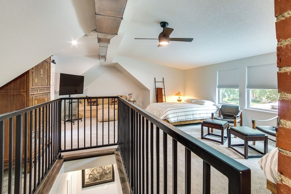 Emporia Vacations - Bright  Sunny Getaway w/ Bikes: 1 Mi to Esu! - Property Image 2