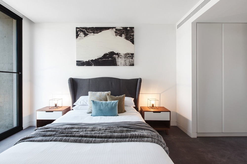 Chic 1-bed With a Sleek Balcony Near Shops