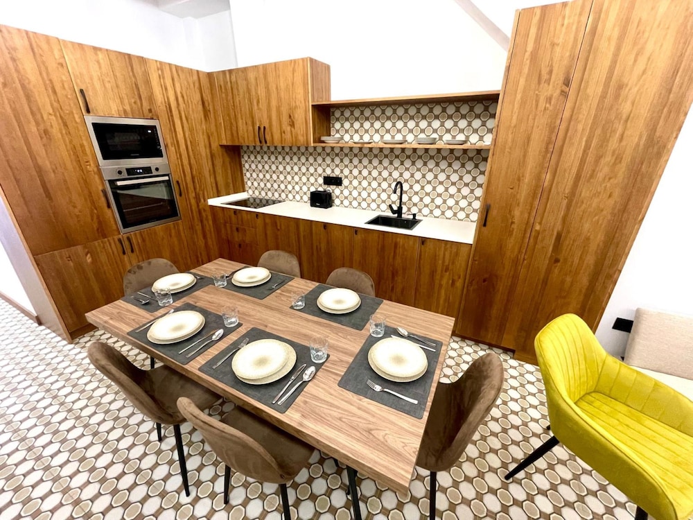 Los Angeles With 3 Bedrooms and 3 Bathrooms