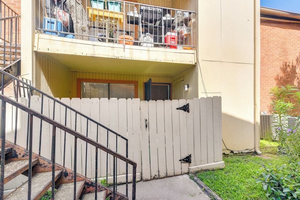 15 Mi to Dtwn Houston: Condo in Gated Community