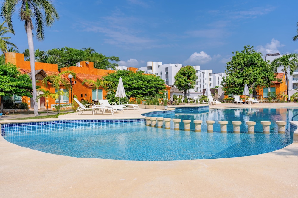 Family Condo with 3 BDR Pool & Hot tub