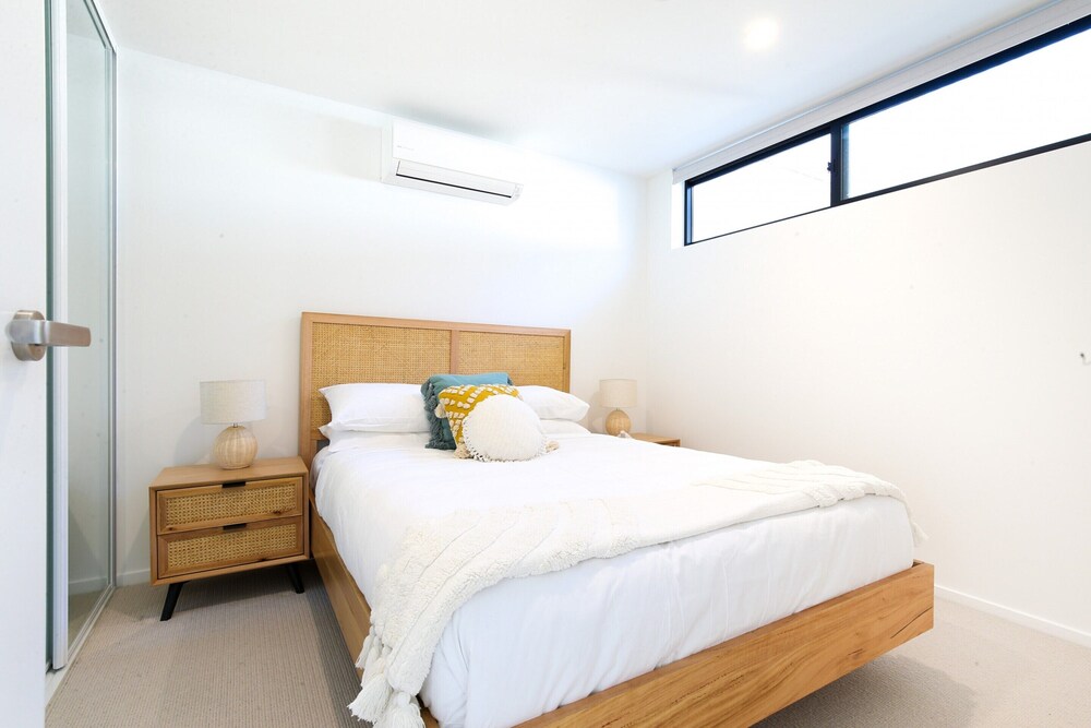 Exquisite 1-bed Apartment With Bay Views