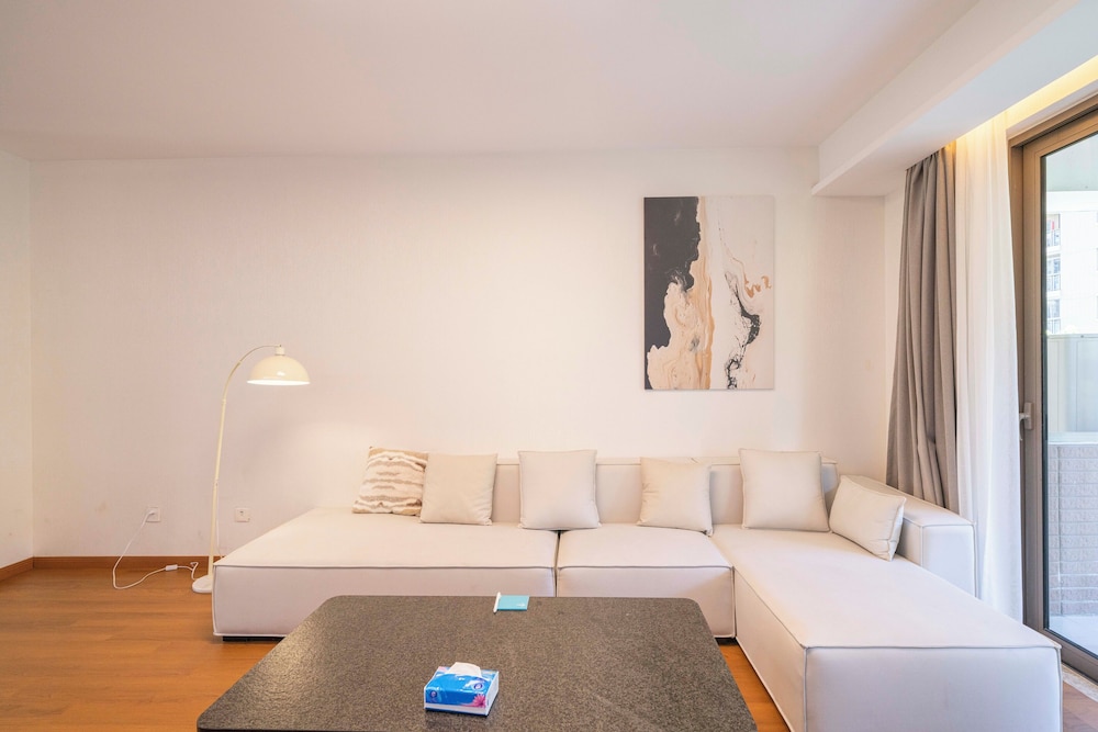 Tyms Morden 3BR 2BA APT Bella Vita