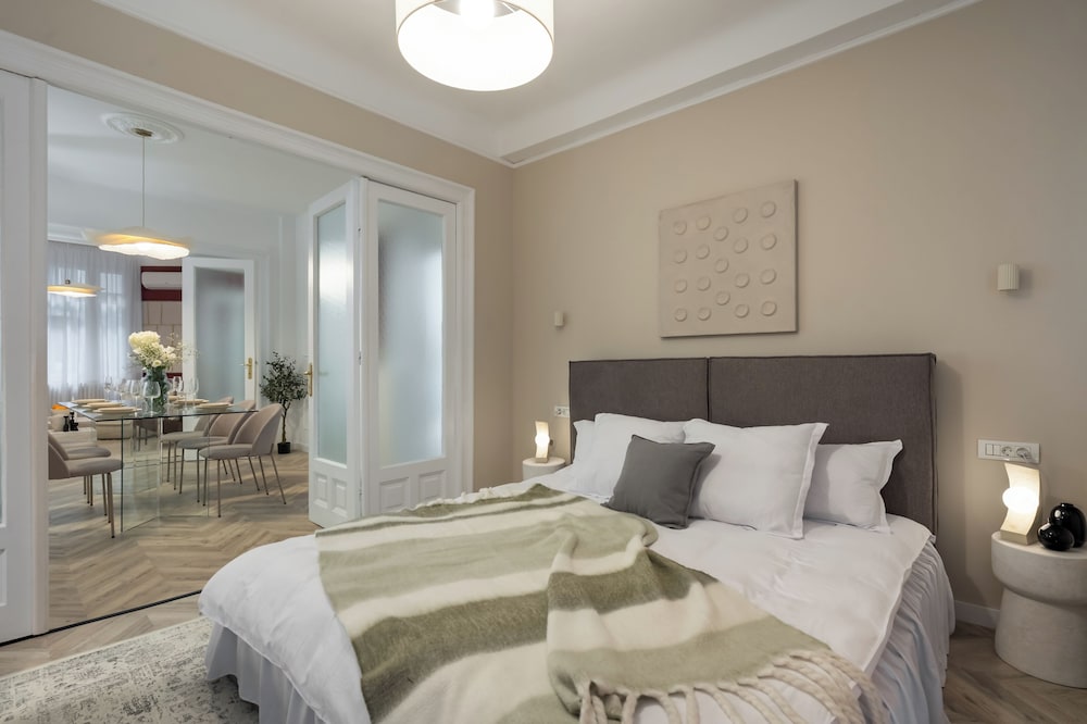 Refined & Spacious 3-Bedroom Flat Near Cismigiu, Balcony with Boulevard Views