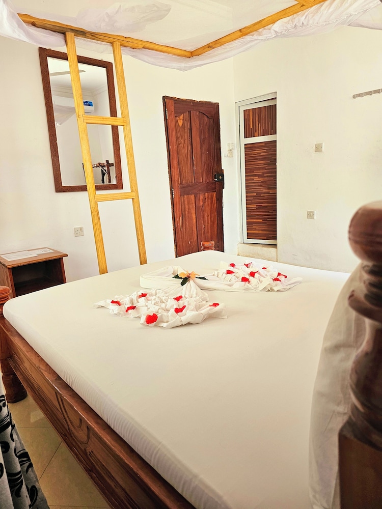 Tuna Nungwi Beach Bungalow