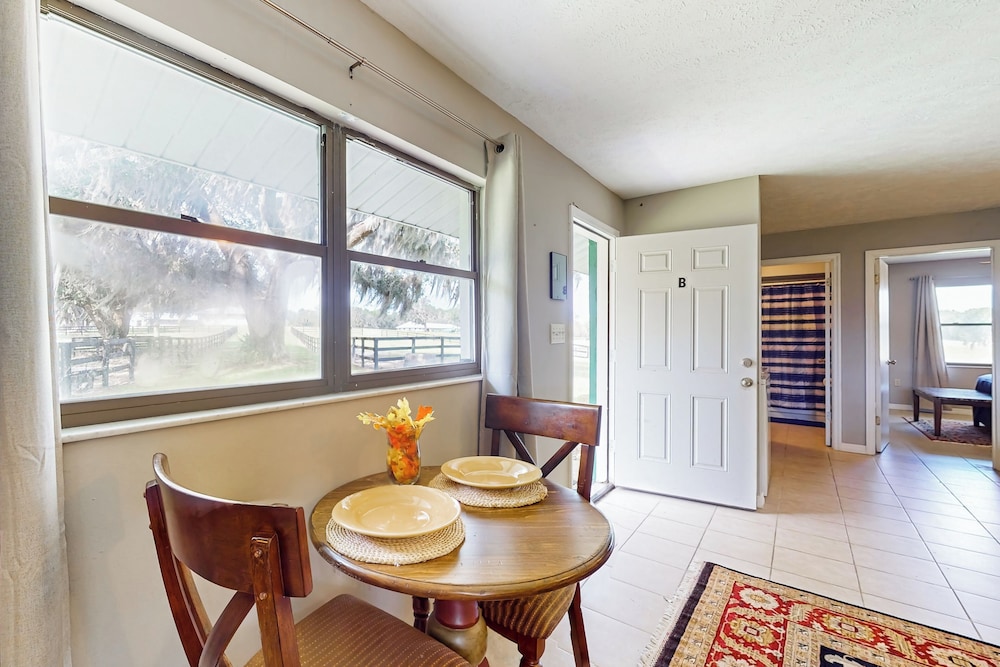 1 BR Guesthouse w/ Full Kitchen & Lake View