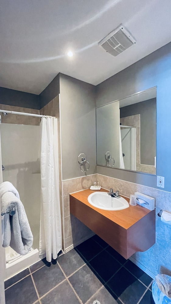 Falcon Motel Brossard