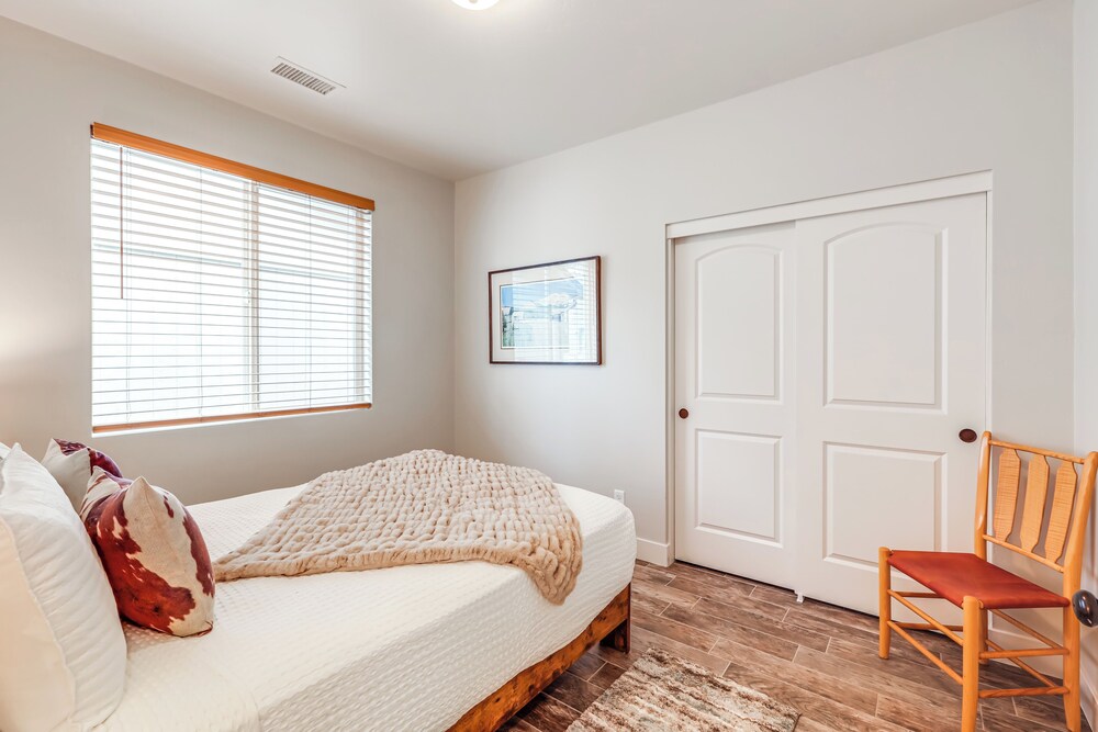 Walk to Flagstaff Urban Trails System: Cozy Home