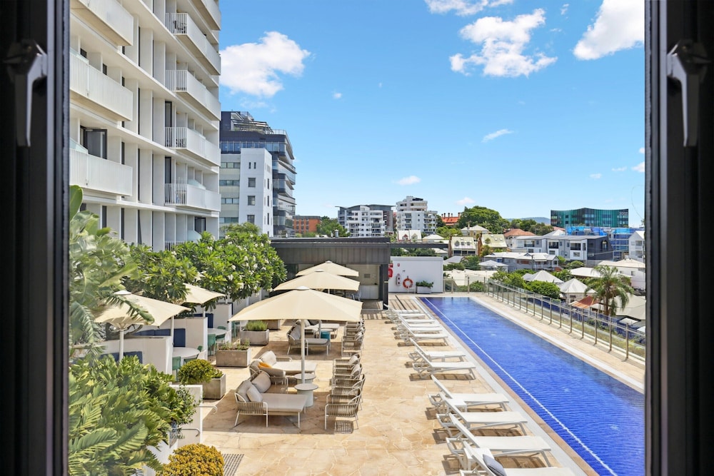 Stunning 1-bed by Victoria Park With Pool & Gym