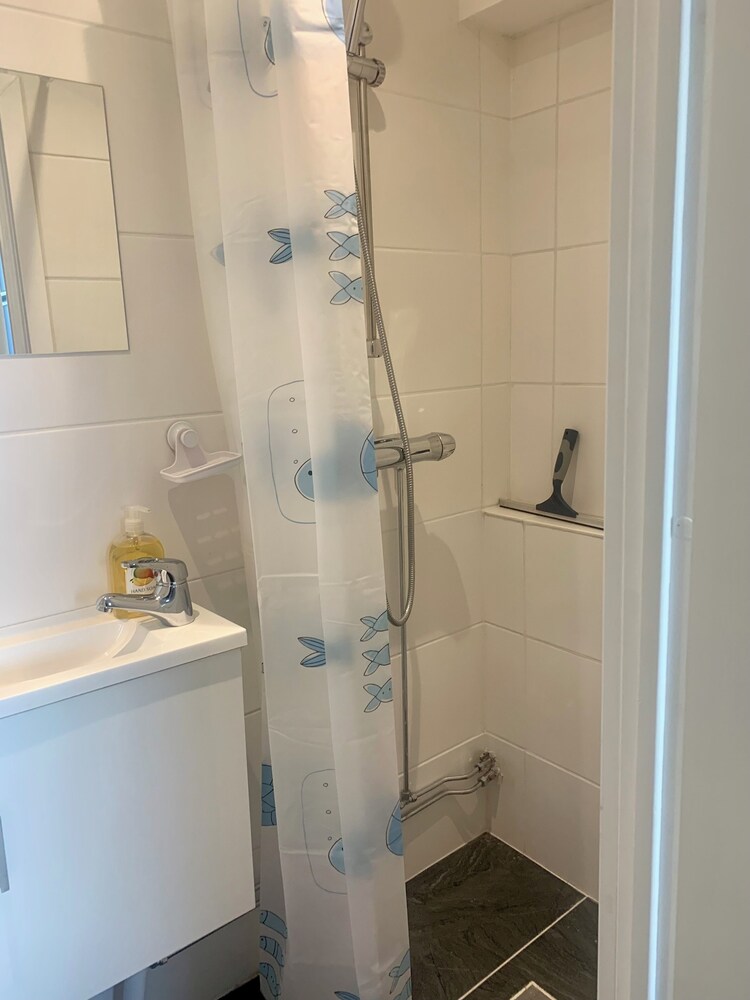 Studio Apartment - Great Location & Parking