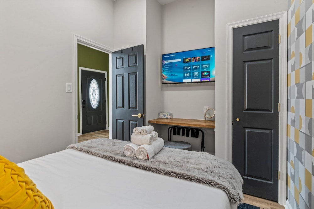 Old City 2 BR Near Historic Sites