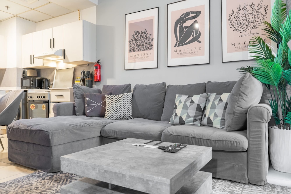 Pleasing 1-bedroom for 4 in JVC for Relaxing Getaway