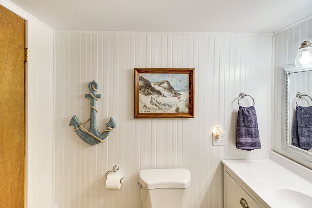 Canal Across Street: Family Cabin in Breezy Point!