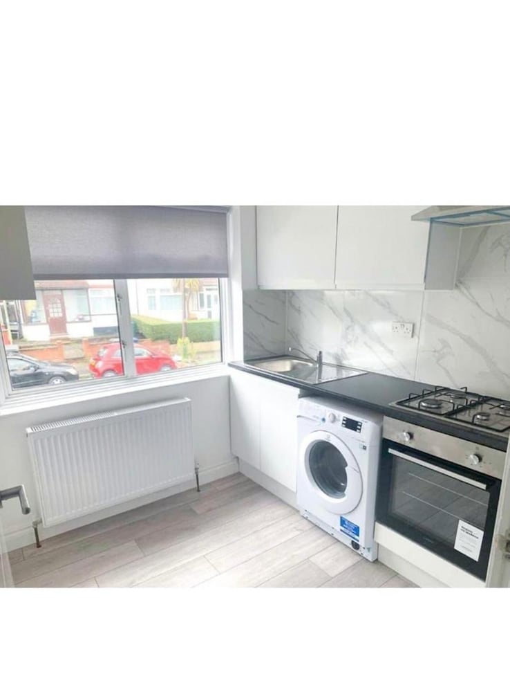 Sunny Gardens 3-bed Apartment in London