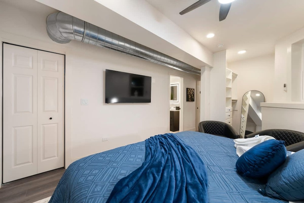 Luxury 2BR 2BA in Wicker Park