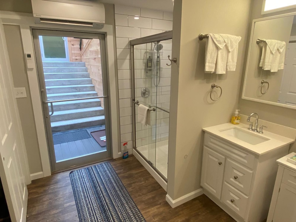 Brattleboro Vacations - Vermont Mirror House - Property Image 7