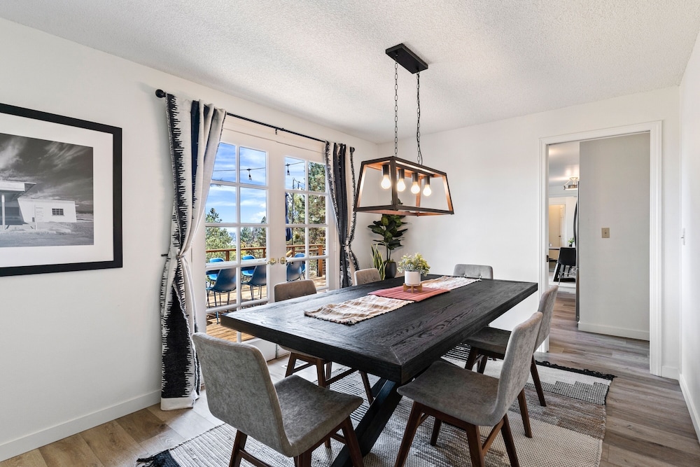 Serenity On 6th 30 Day Minimum 4 Bedroom Home by RedAwning