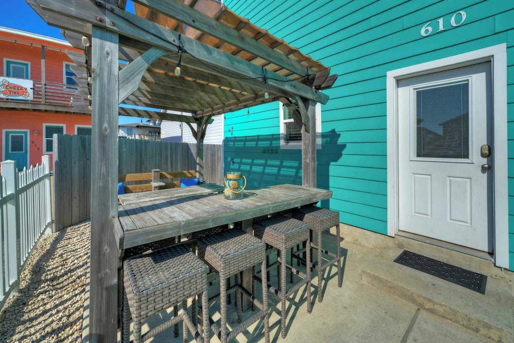 Sleeps 24, 2 Homes 2blocks to the Beach, Pool, Game Room, Patio w/ Outdoor Bar