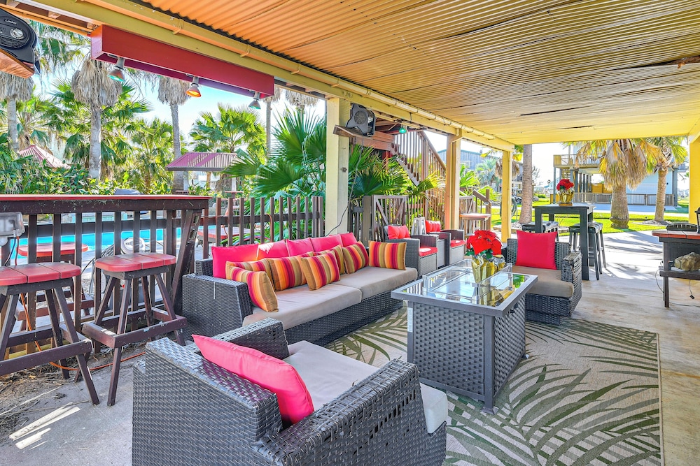Private Pool, Deck & Patio: Galveston Oasis!