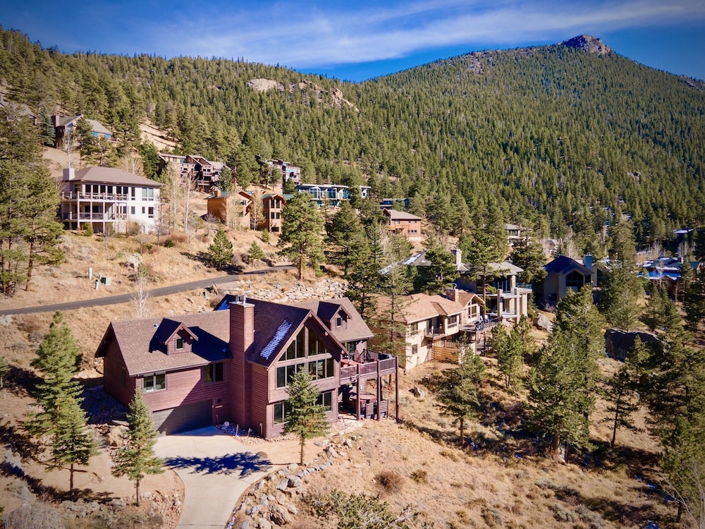 Awestruck Luxury Vacation  At Windcliff 3 Bedroom Home by RedAwning view 2