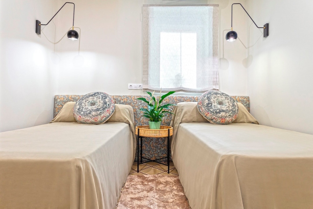 Wonderful 5-bedroom Apart in Granada. Recogidas II