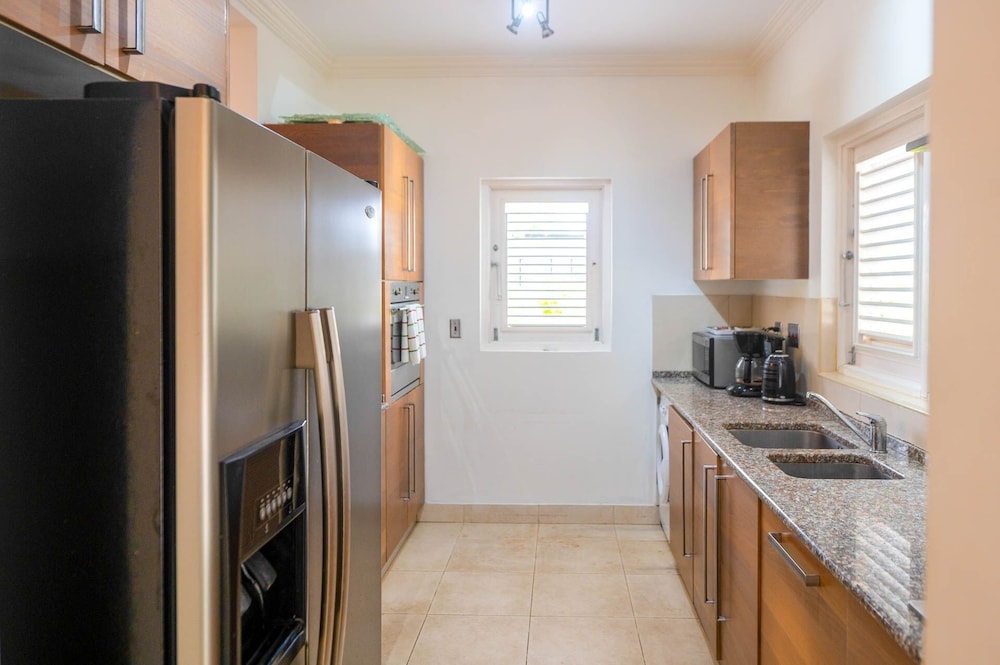 Large Townhouse with Plunge Pool, 3 mins from Beach - Turtle View 2 by BSL Rentals