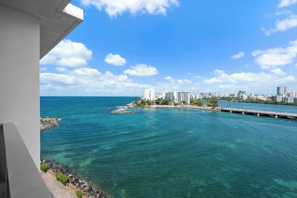 Oceanfront Balcony Access to Pool Condado Area