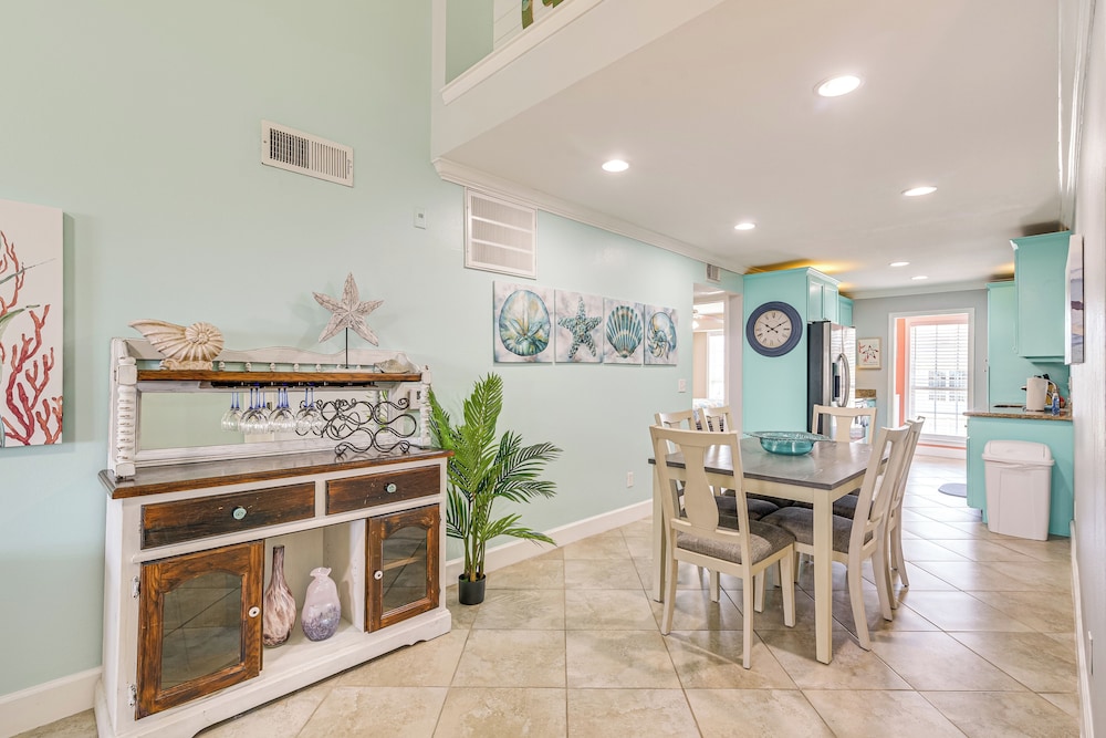 Steps to Beach: Ocean-view Galveston Condo!