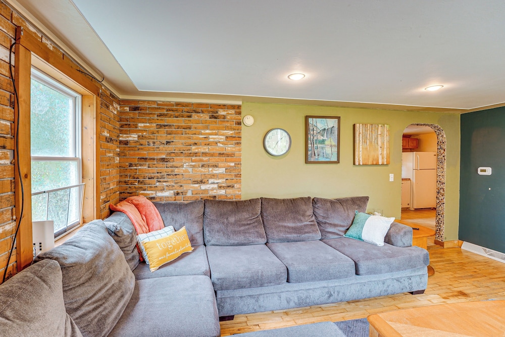 2 Mi to Michigan's Adventure: Family Home w/ Patio