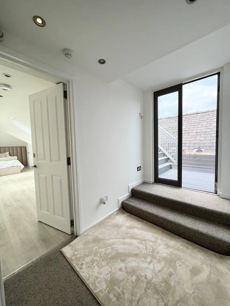 Luxury 3 Bedroom Penthouse w Massive Roof Terrace view 2
