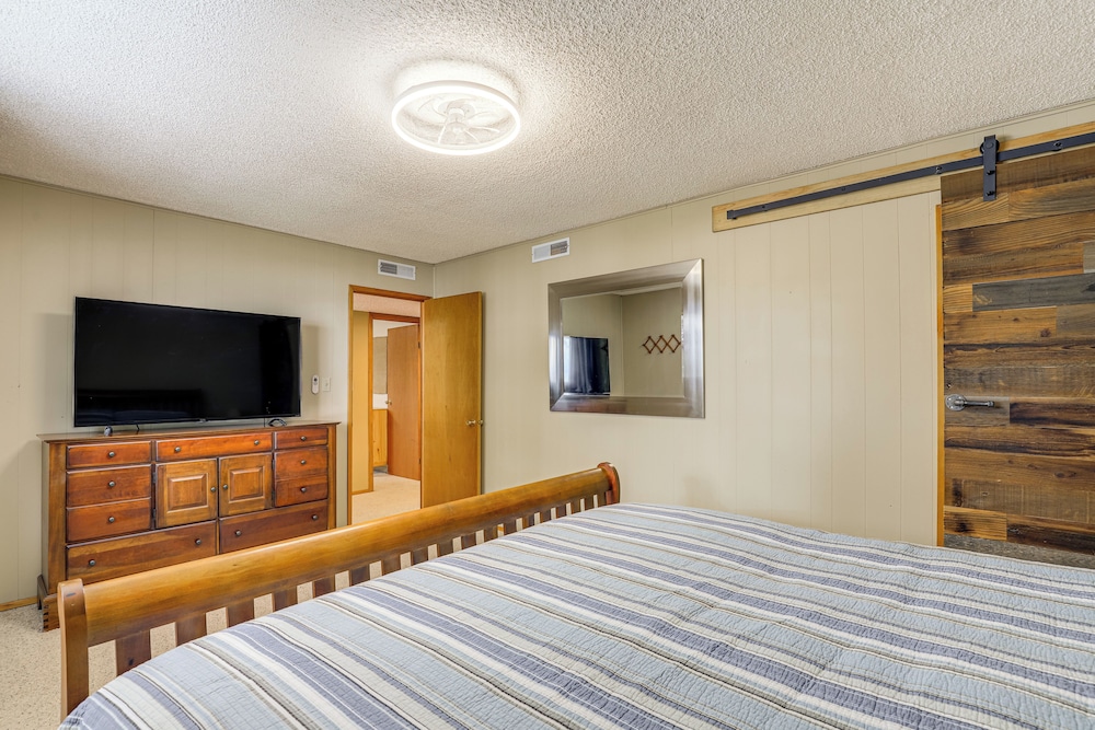 Steps to Pine Hollow Reservoir: Home w/ Fire Pit!