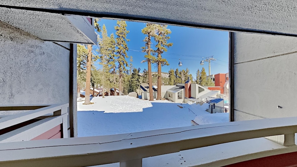 Gorgeous Remodeled Condo With Views Of Mammoth Mountain! by RedAwning