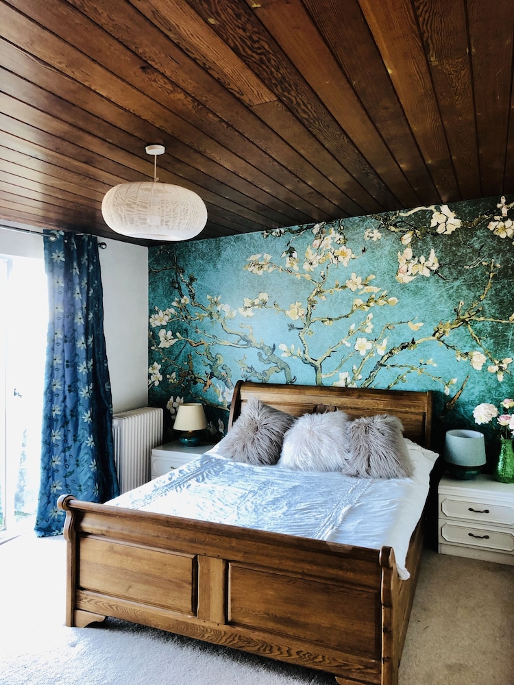 3 Bed Cottage - Sleeps 6 - Pets - Garden - Parking view 4