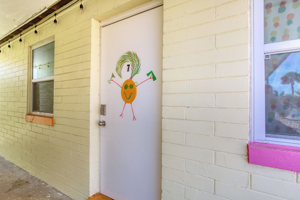 Pineapple Shores Retro Inn