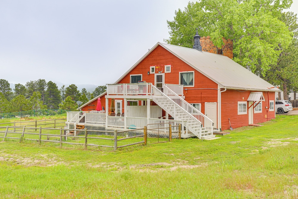 Walk to Ren Fest: Larkspur Farmhouse Hideaway