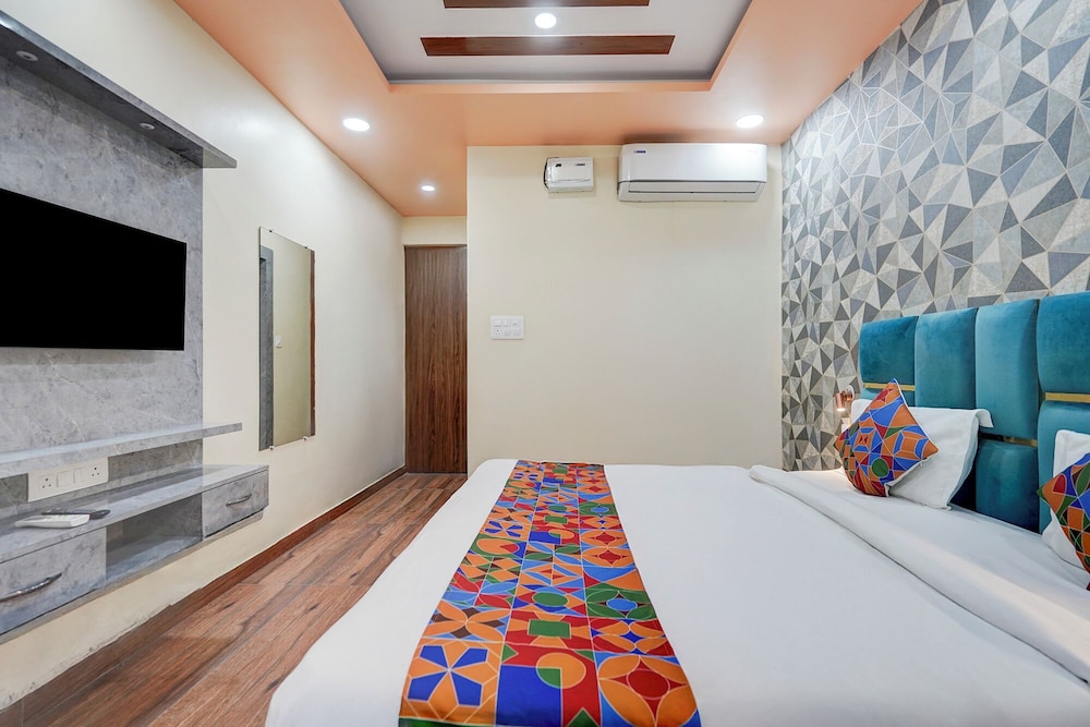 Fabhotel Raas Plaza
