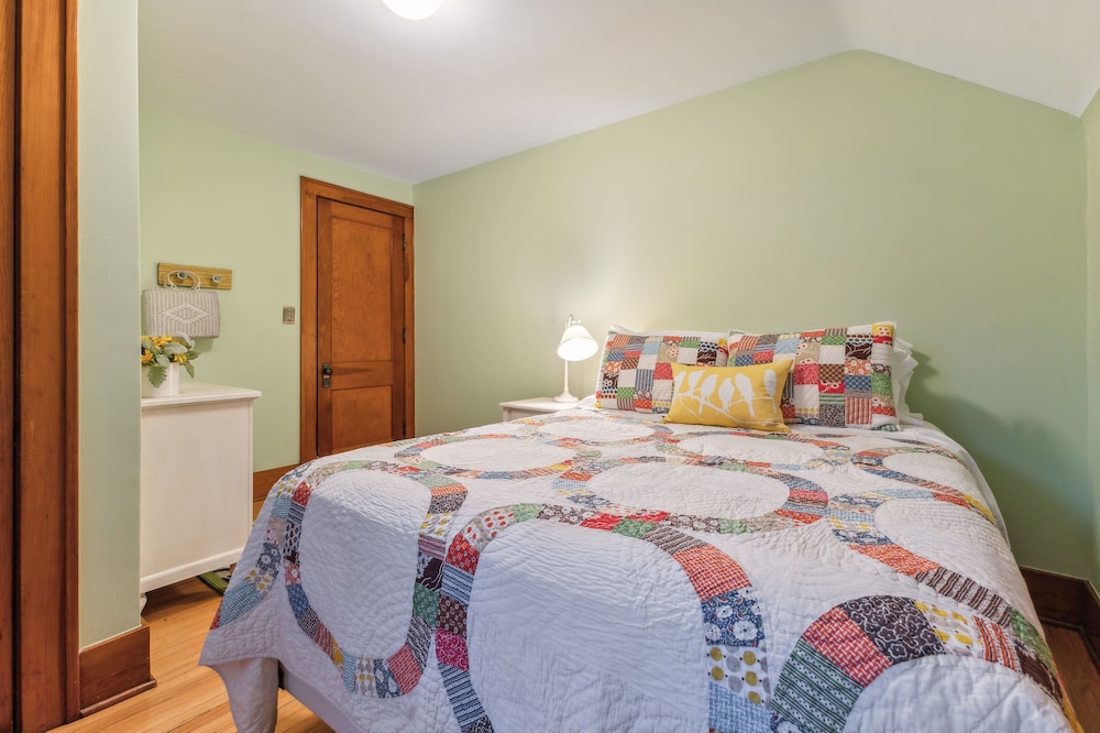 Charming Ann Arbor Retreat Near Dt & Attractions 3 Bedroom Home