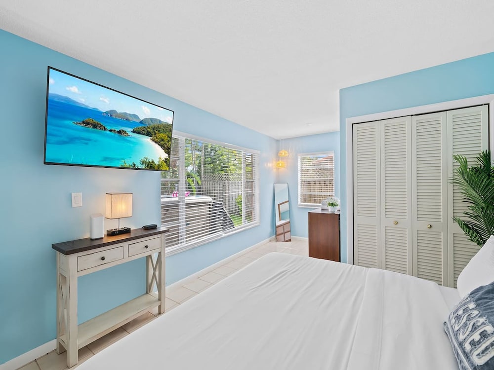 Beach Bungalow Walk to Beach Swimspa Jacuzzi