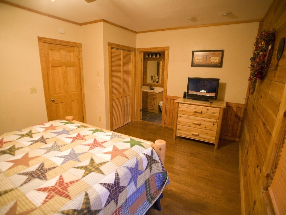 Er79 - Robyn's Nest - Great Location. Close To All The Action! 2 Bedroom Cabin by RedAwning view 3