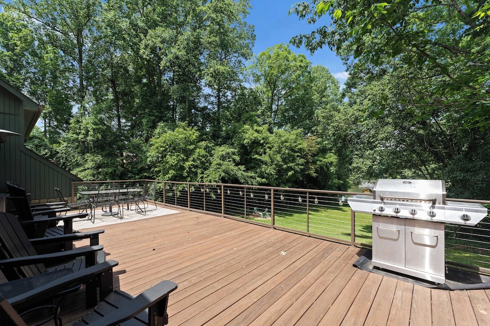 Shady Daze: Waterfront Home w/ Deck, Hot Tub & Lake Views